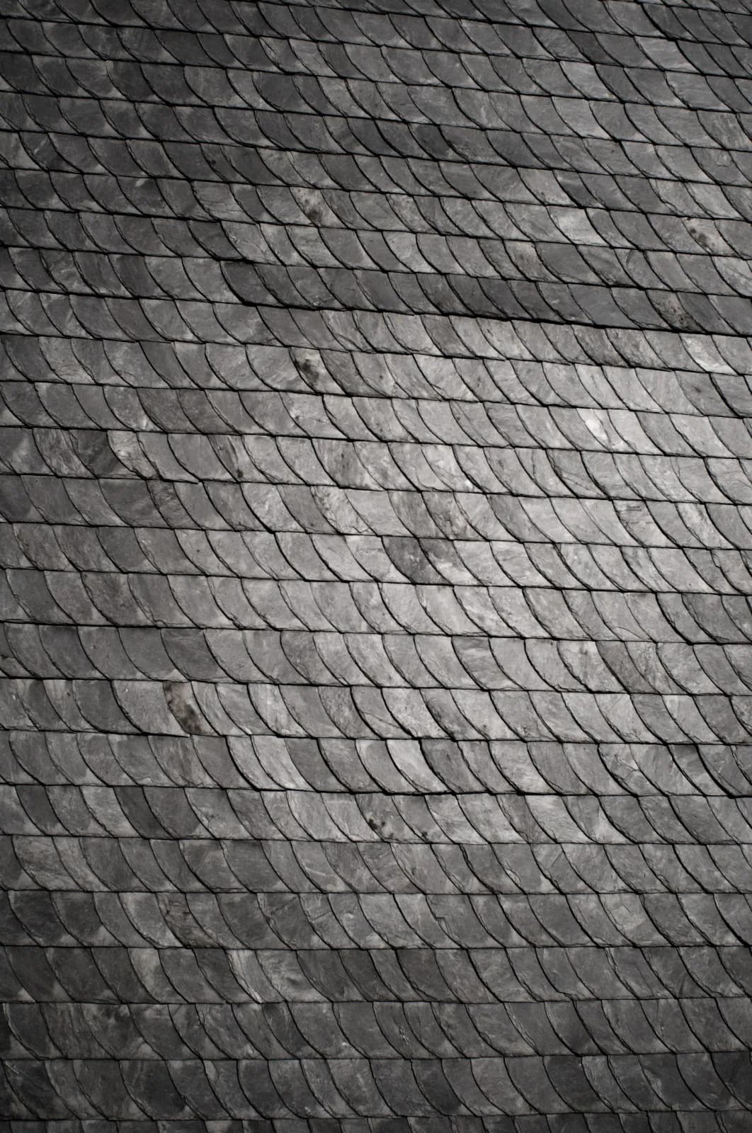 Schieferdeckung als Detailansicht fuer Dach- und Fassadenarbeiten